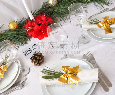 提供新年或圣诞节餐桌