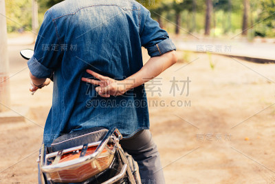 摩托车人骑摩托车给和平和安全手势。