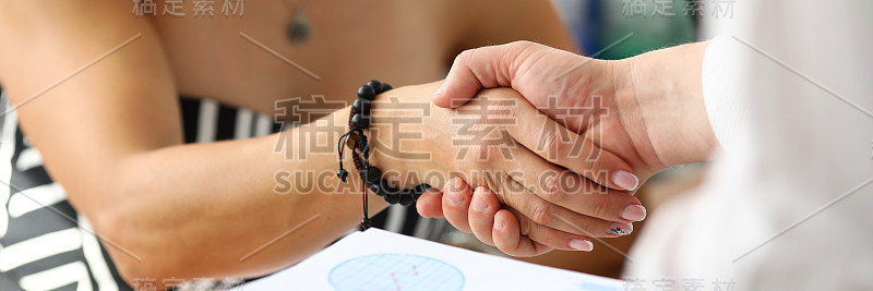 男人和女人握手象征着积极的前景