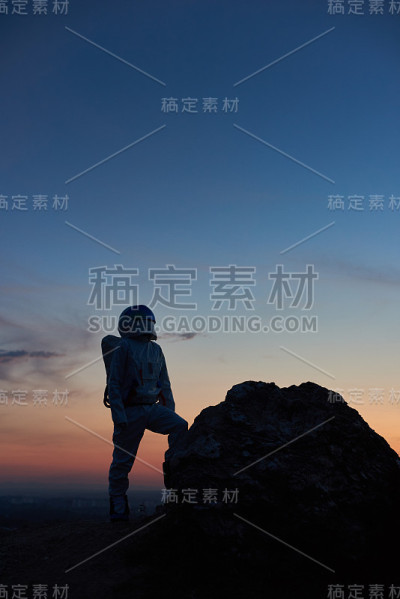 太空旅行者站在户外，在美丽的夜空下。