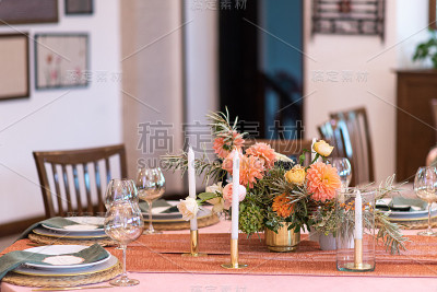装饰优雅的婚礼银行在桃子和绿色