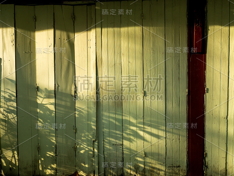 乡村的旧折叠门