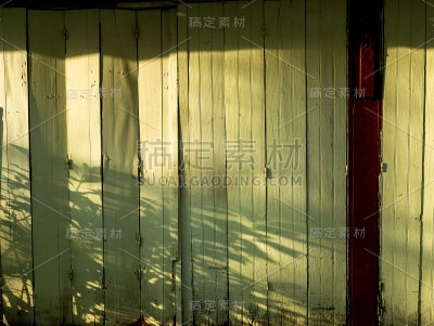 乡村的旧折叠门