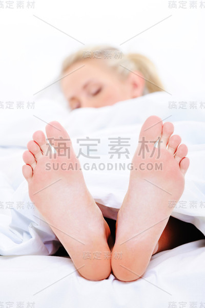 前景是一个穿着干净衣服睡觉的女人