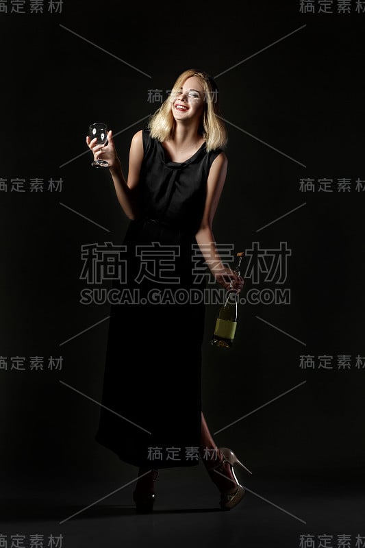 美丽的金发醉酒女人拿着白酒瓶在黑色的背景。和假期