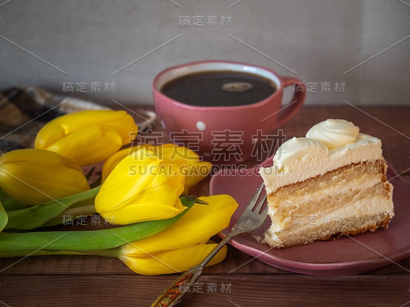 节日的甜蜜午餐，粉红色的陶瓷碗里装着蛋糕和茶，盛在木托盘里