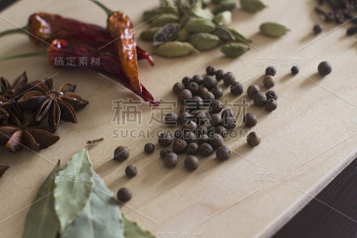 木砧板上放香料