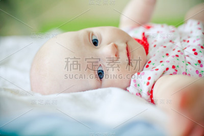 婴儿伸手拿相机