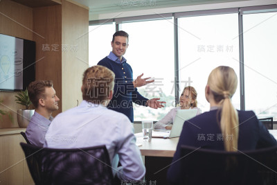 业务同事在会议中讨论