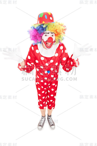 快乐的男小丑用手打手势