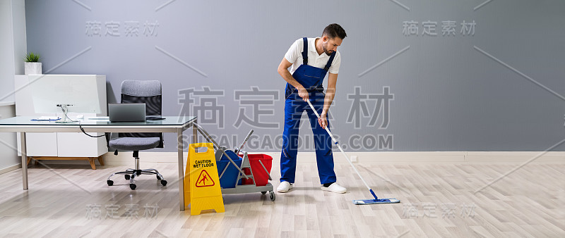 工人在湿地板上拖地警告标志
