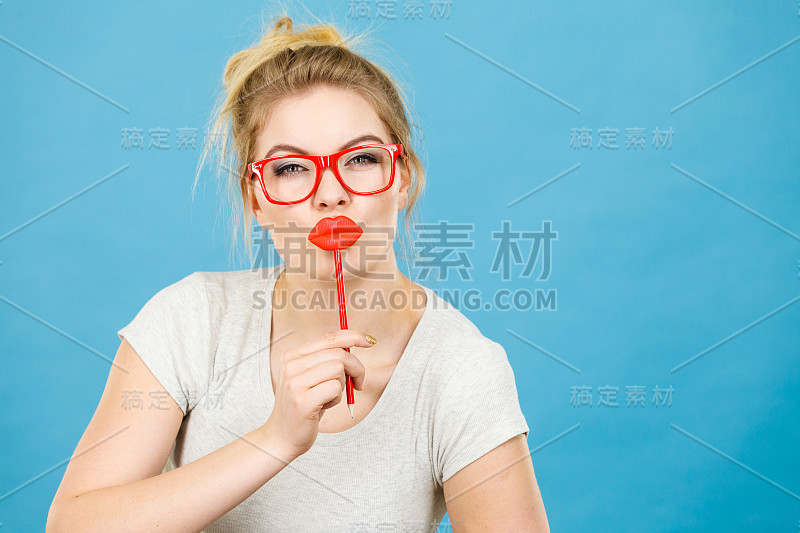 快乐的女人拿着假嘴唇