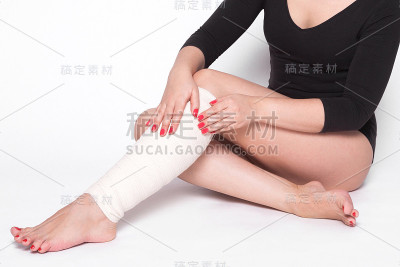 白色背景上的女孩正在矫正弹性绷带