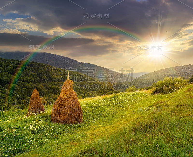 日落时分，山坡上有干草堆的田野