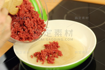 将碎牛肉放入煎锅中
