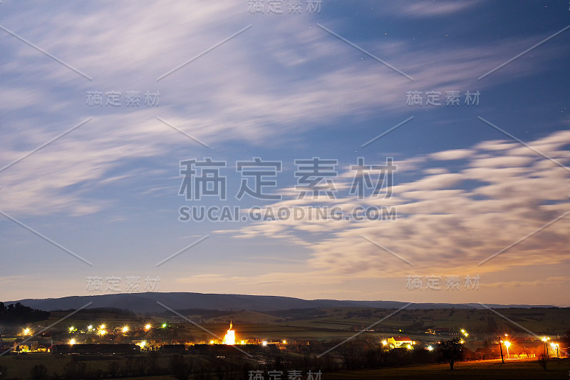 小村庄的夜景和星空