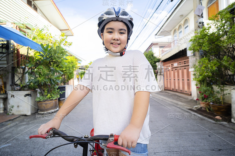 在她居住的村庄里，一个可爱的女孩开始学习骑自行车。