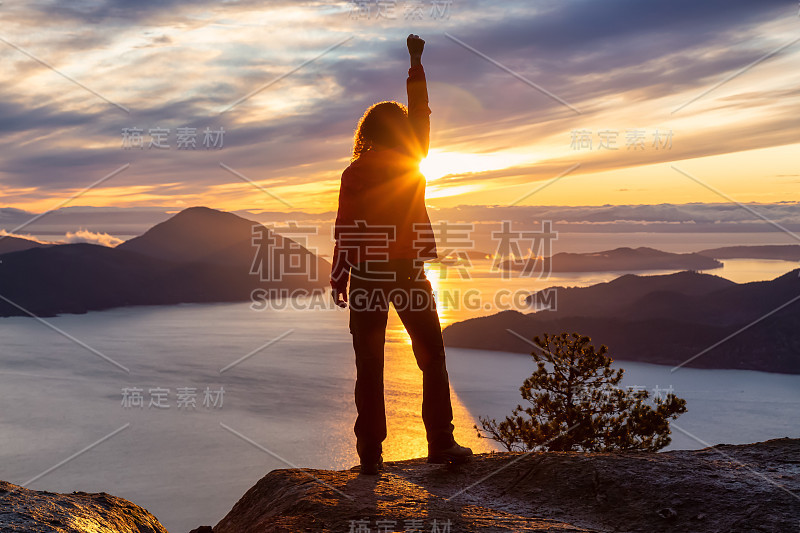 冒险的白人女孩站在山顶上