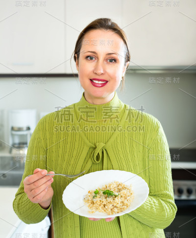 快乐的女人吃米饭