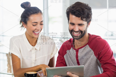 夫妇在咖啡馆里使用平板电脑