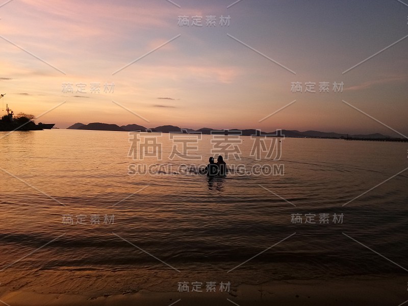 在夕阳下的大海里游泳