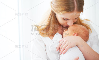 刚出生的婴儿在母亲温柔的怀抱中