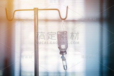 静脉药物治疗或静脉药瓶点滴生理盐水病房点滴，急诊注射药物输液护理化疗蓝光医疗保健。