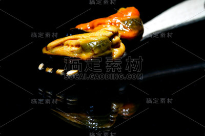 木叉上的腌贻贝。