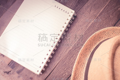 用帽子写笔记本的概念。