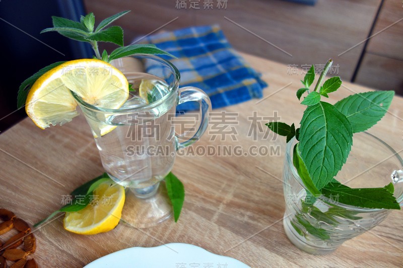 搭配柠檬和薄荷饮用