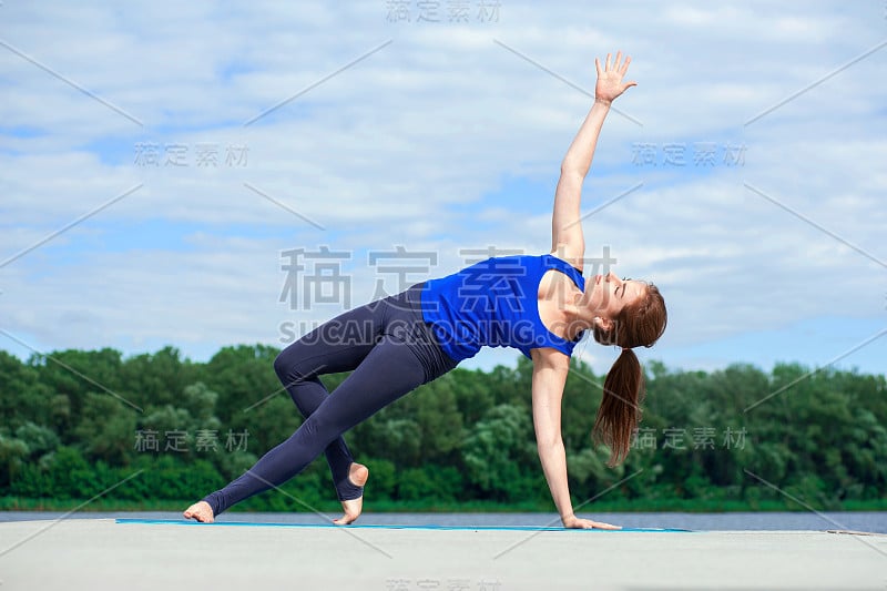 一个年轻女子在做瑜伽练习