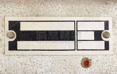 旧无线电底盘上的信息牌