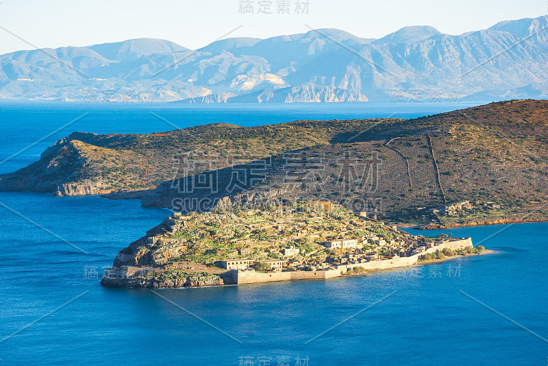 埃隆达海湾的全景与著名的村庄埃隆达和史宾纳隆加岛，克里特岛，希腊。