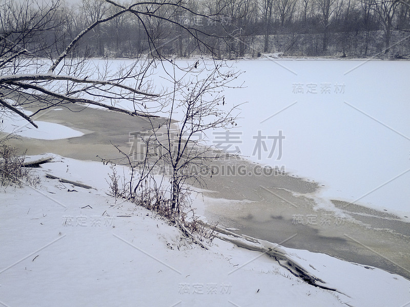 有冰雪的河流