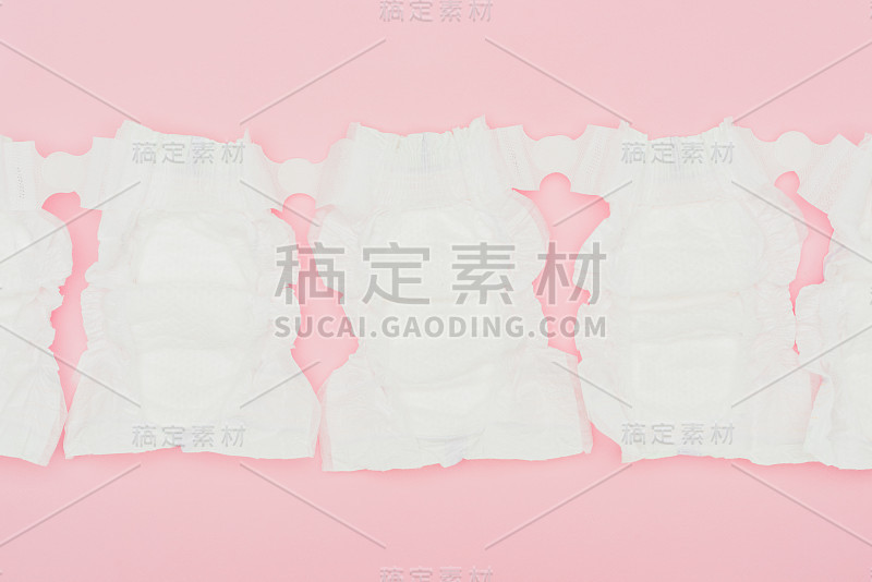 俯视图的清洁未使用婴儿尿布隔离粉红色