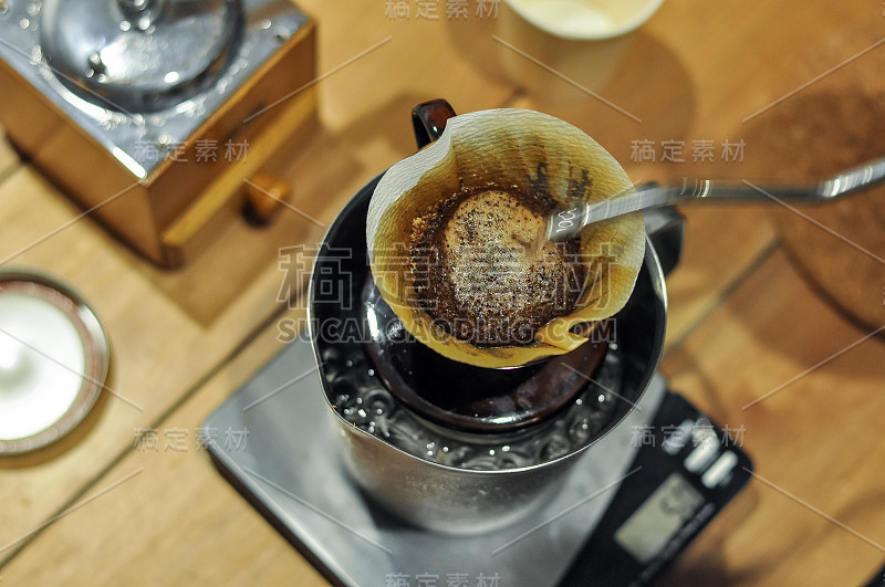 由咖啡师准备的滴滤咖啡器