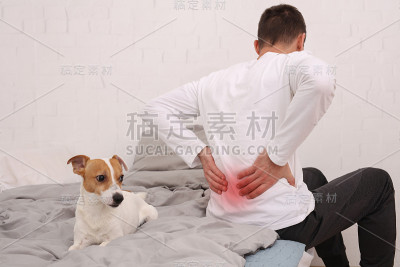 背部疼痛的男人。缓解疼痛的概念。