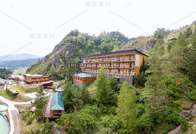 令人印象深刻的阿尔泰Chemal村。风景如画，富丽堂皇。受欢迎的旅游景点。地理位置:阿勒泰山脉，俄罗