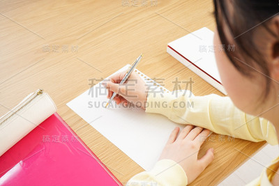 年轻女人学习