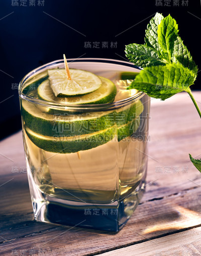 玻璃与绿色透明酸橙饮料和薄荷。