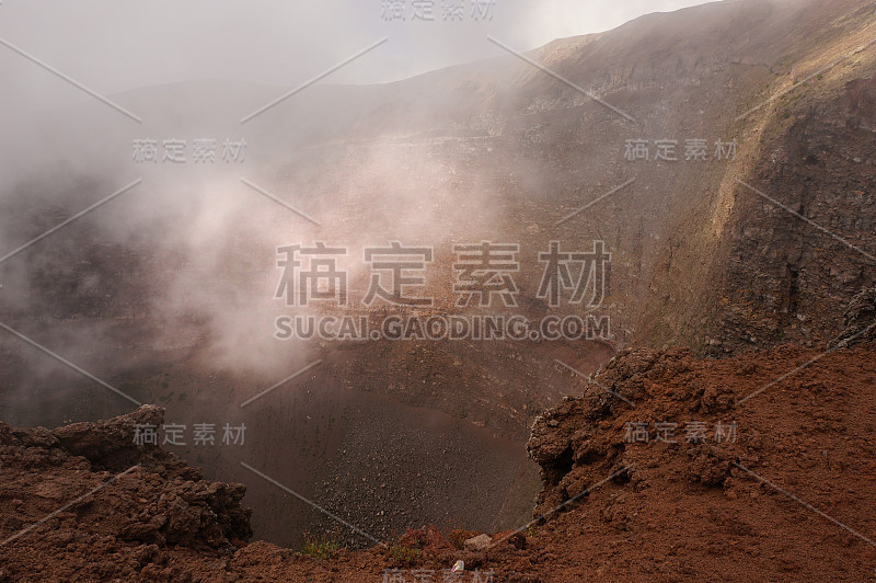 维苏威火山景观进入火山口与云