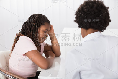 女医生安慰抑郁症患者