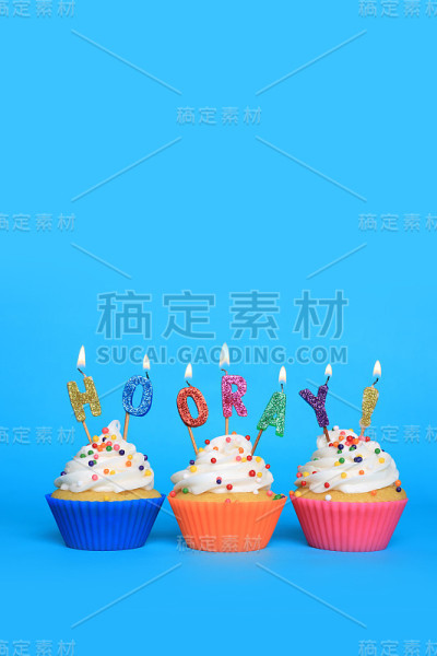 带着蜡烛说万岁的纸杯蛋糕