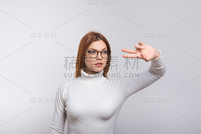 在虚拟现实中工作的严肃女人