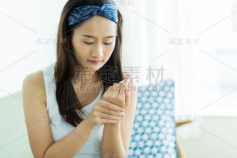 年轻的女人关心她的手