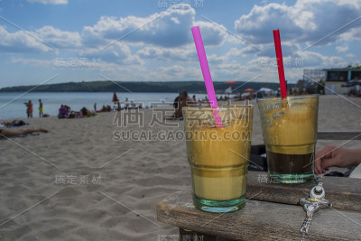 海滩上的咖啡杯