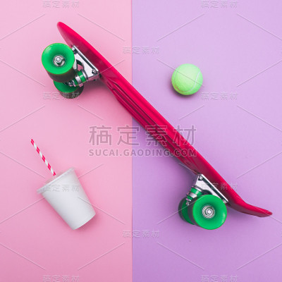 带纸杯的滑板