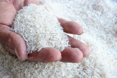 用手捏生米粒