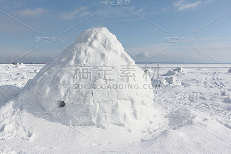 冬季，俄罗斯新西伯利亚的一座冰屋建在一个积雪的水库上