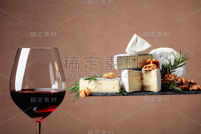 红酒和软奶酪配核桃和迷迭香。